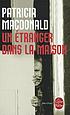 Un etranger dans la maison von  Patricia Macdonald 